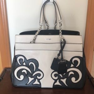 Medium/large Guess purse